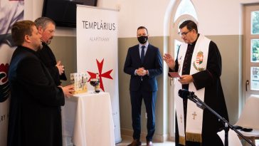Szurovecz Vince pápai káplán, főesperes, békésszentandrási plébános áldotta meg a sört