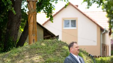 Hévizi Róbert Békésszentandráson, a Nemzeti Összetartozás Emlékparkban tartott megemlékezésen