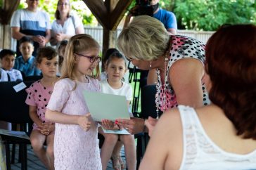 Molitorisz Lilla a kuratórium elnökétől, Závogyán Judittól veszi át az emléklapját