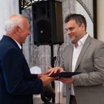 Bukovinszky Béla átveszi Bődi Jánostól a 6. számú Szarvasért arany emlékplakettet
