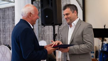 Bukovinszky Béla átveszi Bődi Jánostól a 6. számú Szarvasért arany emlékplakettet
