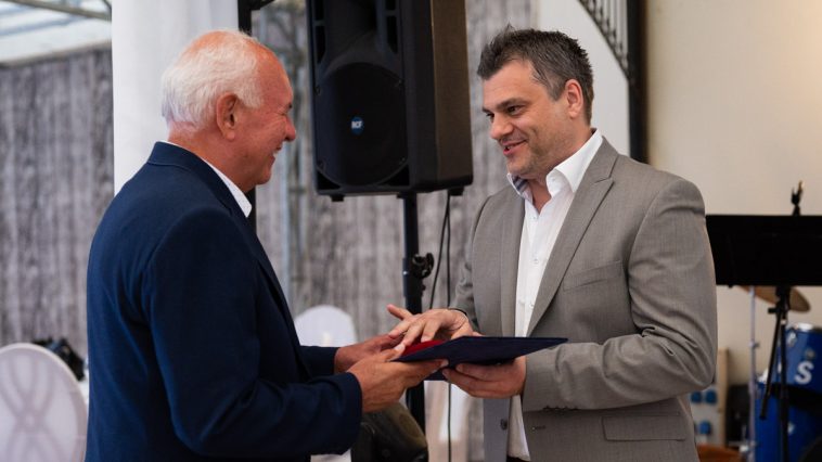 Bukovinszky Béla átveszi Bődi Jánostól a 6. számú Szarvasért arany emlékplakettet