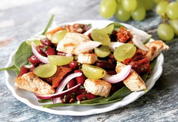 Babos-szőlős saláta pulykamellel