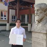 Kerti Kelemen az elismerő miniszteri oklevéllel