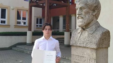Kerti Kelemen az elismerő miniszteri oklevéllel