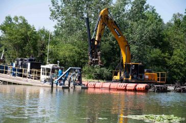 Zajlanak a kotrás előkészületei