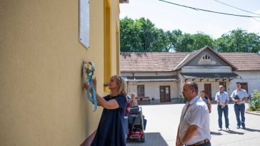 Csépainé Tóth Gabriella jegyző és Sinka Imre polgármester megkoszorúzza Bagi István főjegyző emléktábláját