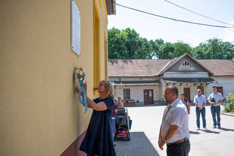 Csépainé Tóth Gabriella jegyző és Sinka Imre polgármester megkoszorúzza Bagi István főjegyző emléktábláját