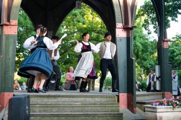 A Tessedik Táncegyüttes fellépése a Zenepavilonban