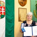 Kasikné Csík Zsuzsanna a miniszteri kitüntetéssel