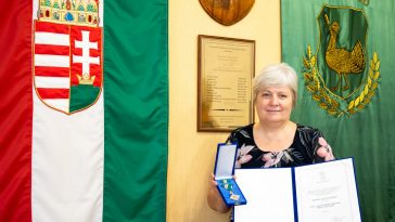 Kasikné Csík Zsuzsanna a miniszteri kitüntetéssel