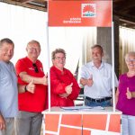 Czesznak János, Földesi Zoltán, Králikné Molnár Anna, Miskéri László és Földesi Zoltánné Éva az MSZP standja mögött