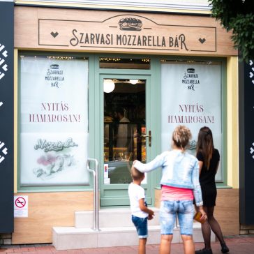 Percekkel nyitás előtt