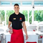 Borzi Balázs, a Liget Hotel pincére a mentes vizet kínáljal