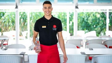 Borzi Balázs, a Liget Hotel pincére a mentes vizet kínáljal