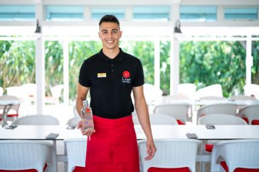 Borzi Balázs, a Liget Hotel pincére a mentes vizet kínáljal