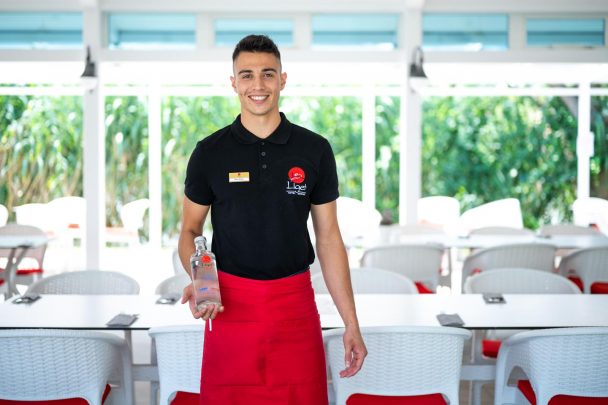 Borzi Balázs, a Liget Hotel pincére a mentes vizet kínáljal