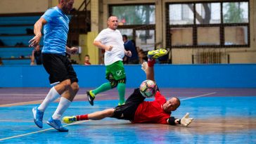 Wéber Csaba (Szia Uram!) kiszolgáltatott helyzetben Bakró Gézával (Gólgyártók) szemben