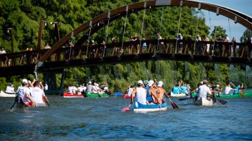 24. Szarvasi Kenumaratonon mezőnye a rajtot követően