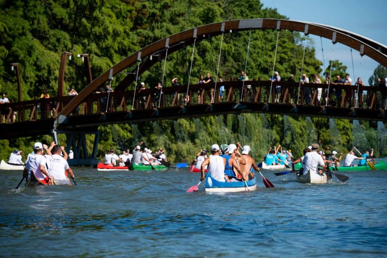 24. Szarvasi Kenumaratonon mezőnye a rajtot követően