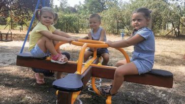 A gyerekek birtokba vehették a rugós játékokat