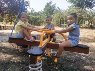 A gyerekek birtokba vehették a rugós játékokat