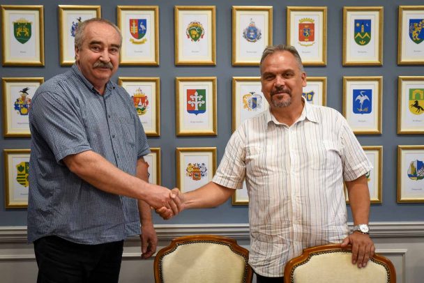 Csasztvan András, a Cervinus Teátrum ügyvezetője és Zalai Mihály, a Békés Megyei Önkormányzat elnöke