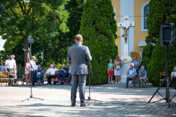 Ünneplők a katolikus templom előtti Dísztéren 2021. augusztus 20-án