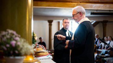 Dr. Kiss Imre katolikus esperes megáldja az új kenyeret. Háttérben Lázár Zsolt evangélikus esperes