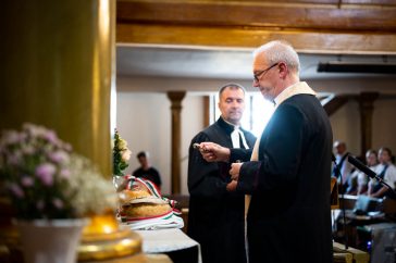 Dr. Kiss Imre katolikus esperes megáldja az új kenyeret. Háttérben Lázár Zsolt evangélikus esperes