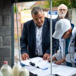 Gajdos Attila aláírást gyűjt a Szarvasi piacon 2021. augusztus 27-én