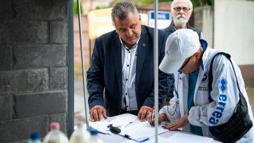 Gajdos Attila aláírást gyűjt a Szarvasi piacon 2021. augusztus 27-én