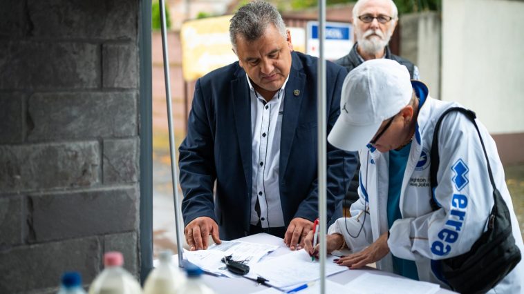 Gajdos Attila aláírást gyűjt a Szarvasi piacon 2021. augusztus 27-én