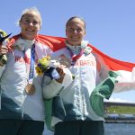 A bronzérmes Bodonyi Dóra (b) és Kozák Danuta a női kajak párosok 500 méteres versenyének eredményhirdetésén a világméretű koronavírus-járvány miatt 2021-re halasztott 2020-as tokiói nyári olimpián a Sea Forest Kajak-kenu Pályán 2021. augusztus 3-án.
