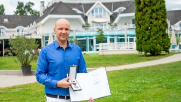 Bogdán Tamás, a Liget Wellness és Konferencia Hotel vezetője a Magyar Ezüst Érdemkereszt kitüntetéssel