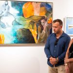 Festmény és valóság: Korbely István festménye előtt áll modellje