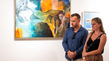 Festmény és valóság: Korbely István festménye előtt áll modellje