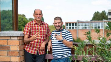 Lovász György és Ruzsinszki György a szarvasi karate bölcsője előtt
