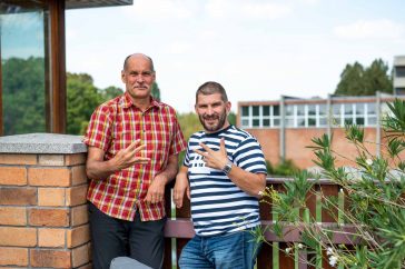 Lovász György és Ruzsinszki György a szarvasi karate bölcsője előtt