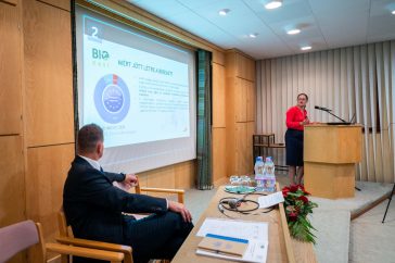 Az előadások sorát dr. Juhász Anikó, az Agrárminisztérium agrárgazdaságért felelős helyettes államtitkára nyitotta