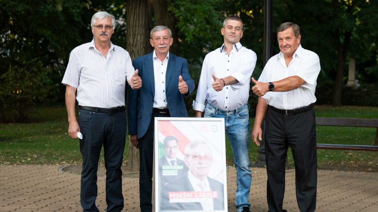 Pruhár László, Miskéri László, Józsa Csaba és Czesznak János az összefogás egyezményes jelét, a bal kéz feltartott hüvelykujját mutatja