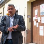 Gajdos Attila az MSZP irodája előtt tartott sajtótájékoztatóján 2021. szeptember 16-án