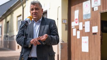 Gajdos Attila az MSZP irodája előtt tartott sajtótájékoztatóján 2021. szeptember 16-án
