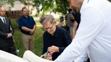 Az emlékezés csomóit kötötték a nemzeti színű szalagra