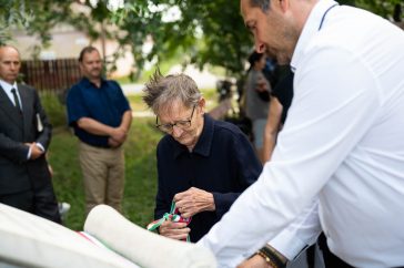 Az emlékezés csomóit kötötték a nemzeti színű szalagra