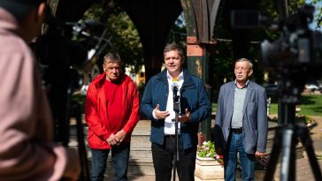 Czesznak János, Tóth Bertalan és Miskéri László a Zenepavilon előtt