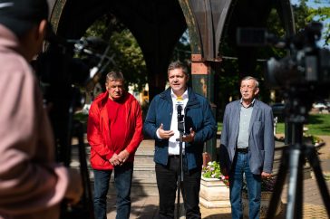 Czesznak János, Tóth Bertalan és Miskéri László a Zenepavilon előtt