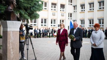 Tóthné Jansik Erzsébet, Sonkoly János és Kitajkáné Szántai Mária id. Gyímesi János mellszobra előtt