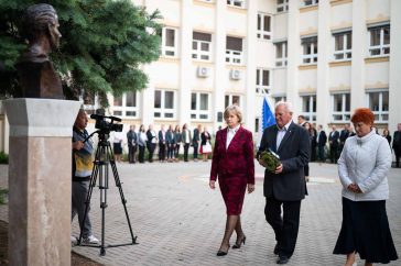 Tóthné Jansik Erzsébet, Sonkoly János és Kitajkáné Szántai Mária id. Gyímesi János mellszobra előtt