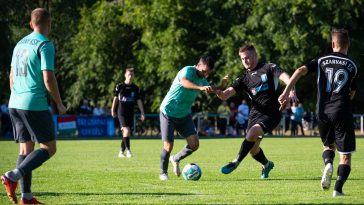 Kovács György (Okányi KSK, zöld) és Simon Róbert (Szarvasi FC, fekete) küzdelme